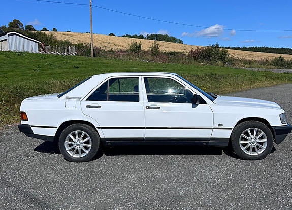 Mercedes-Benz 190 3 of 16