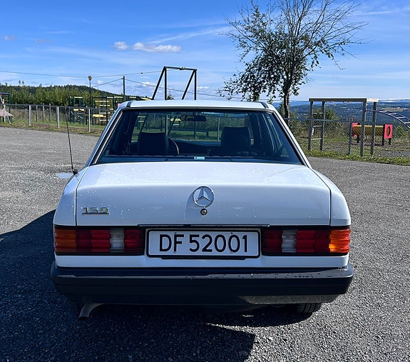 Mercedes-Benz 190 5 of 16