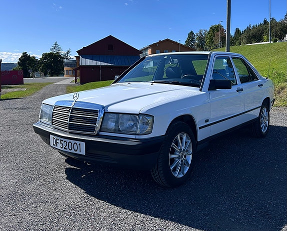Mercedes-Benz 190 9 of 16