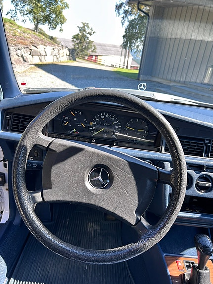 Mercedes-Benz 190 11 of 16