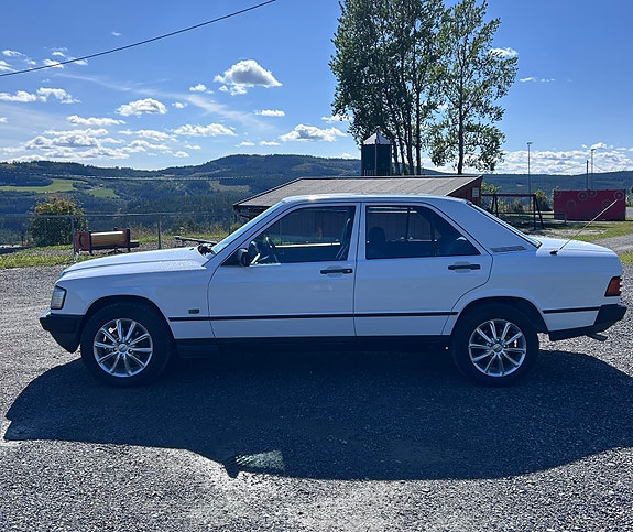 Mercedes-Benz 190 7 of 16