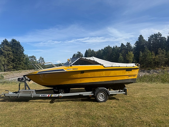 KUPP-NIDELV 1800 SPORT HEL BÅT MED NYERE HAVNEKALESJE -ORGINALE PUTER OG TEPPER 2 of 30