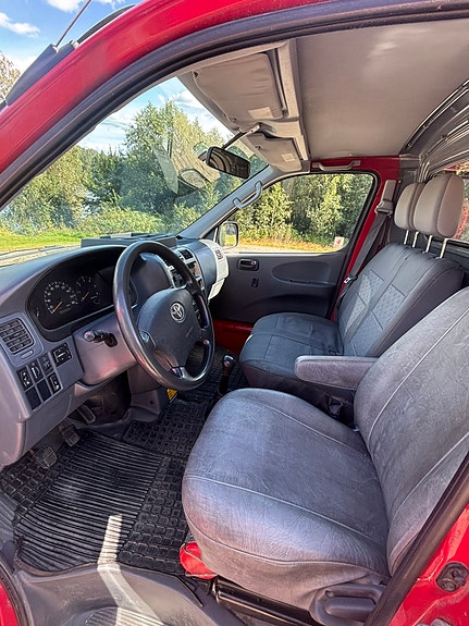 Toyota HiAce 7 of 16