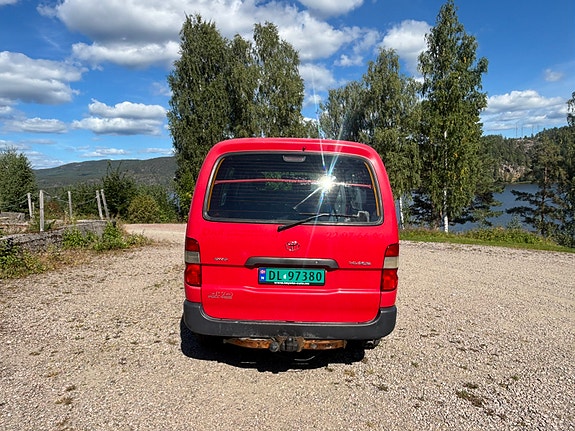 Toyota HiAce 4 of 16