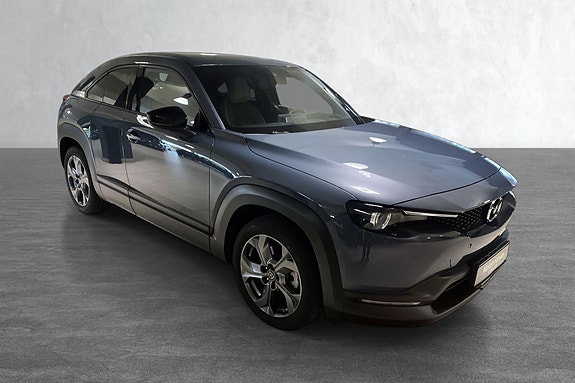 Elegant SUV med blanke kromdetaljer og tidløst formspråk.