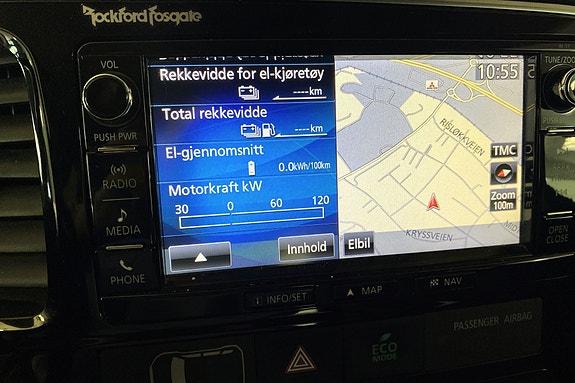 Berøringsskjerm med navigasjon og oversikt over elbil-statistikk.