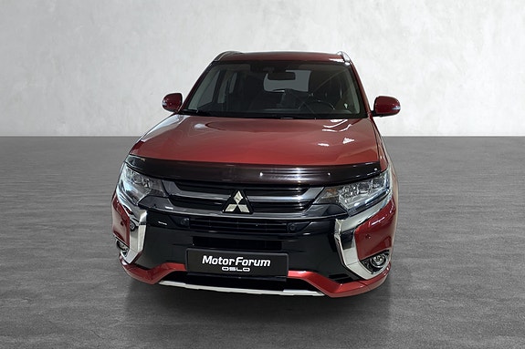 Moderne front med mørk grill og tydelig Mitsubishi-emblem.