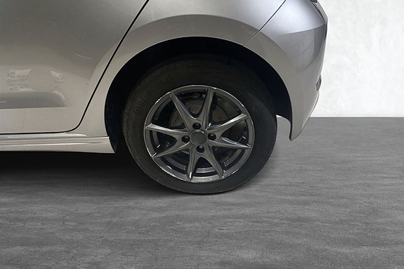 Alloy-felger med lavprofildekk gir bilen et sporty preg.