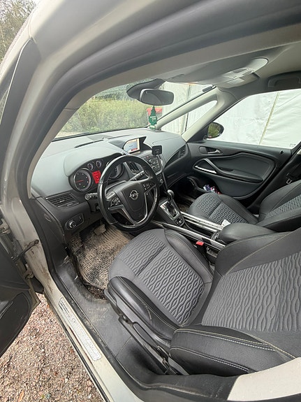 Opel Zafira Tourer 2 of 8
