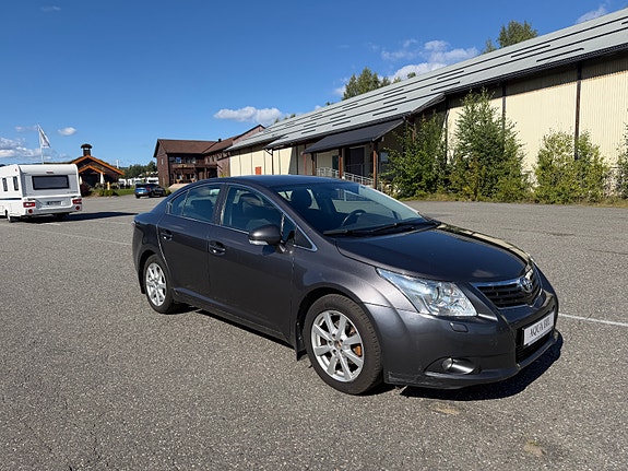 Toyota Avensis 2 of 18