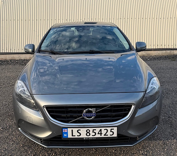Volvo V40 2 of 25