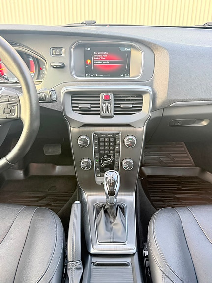 Volvo V40 17 of 25