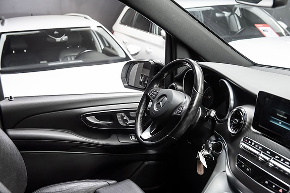 Mercedes-Benz V300 d 10 of 23
