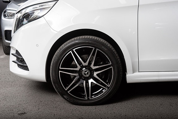 Mercedes-Benz V300 d 8 of 23