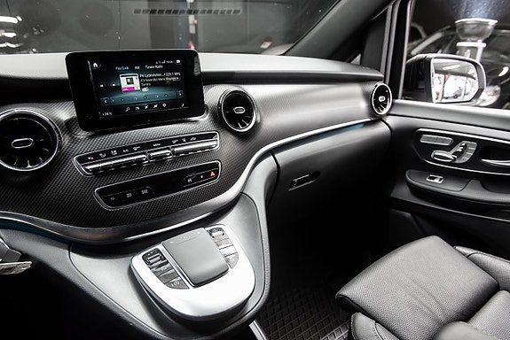 Mercedes-Benz V300 d 17 of 23