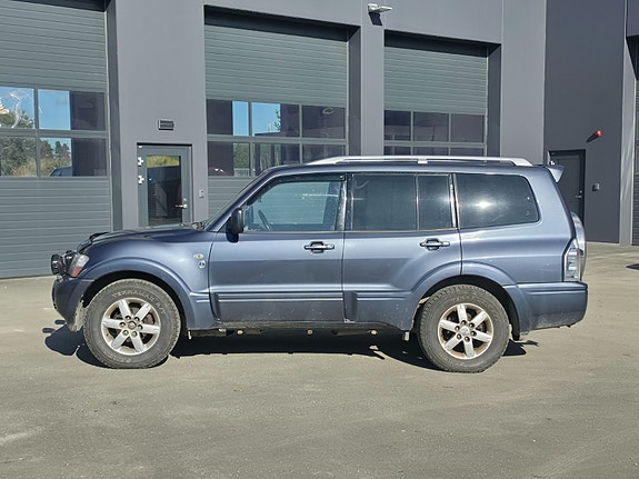Mitsubishi Pajero 2 of 22