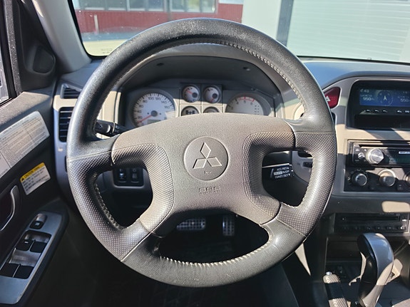 Mitsubishi Pajero 13 of 22