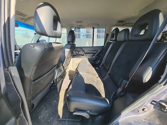 Mitsubishi Pajero 10 of 22