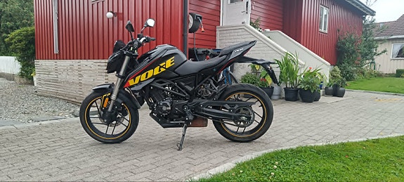 VOGE 125 R 3 of 4
