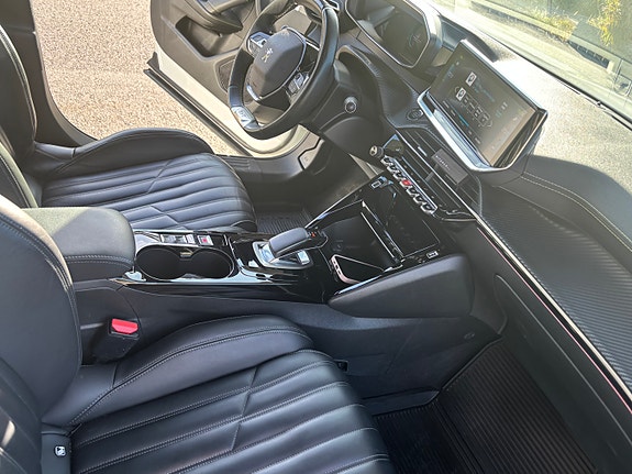 Peugeot e-2008 17 of 30