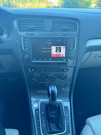 Volkswagen e-Golf VII 16 of 20