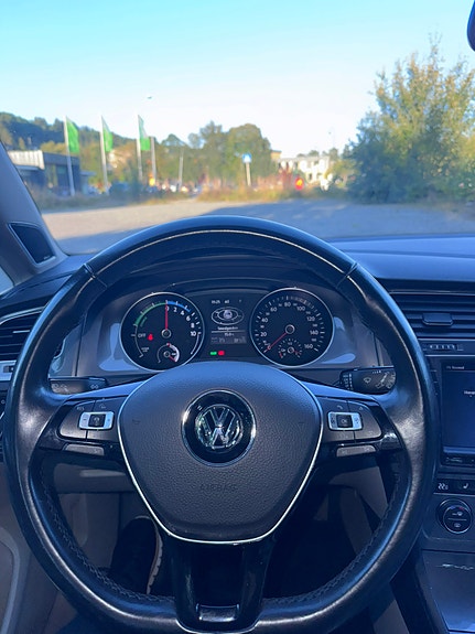 Volkswagen e-Golf VII 12 of 20