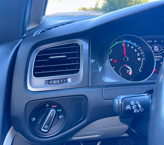 Volkswagen e-Golf VII 14 of 20