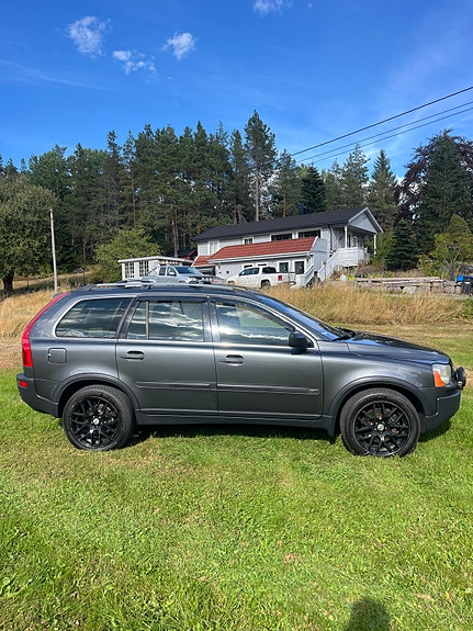 Volvo XC90 2 of 22