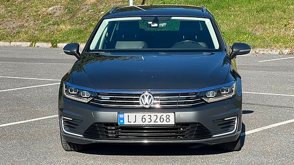 Volkswagen Passat 2 of 30