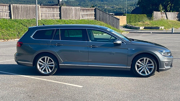 Volkswagen Passat 4 of 30