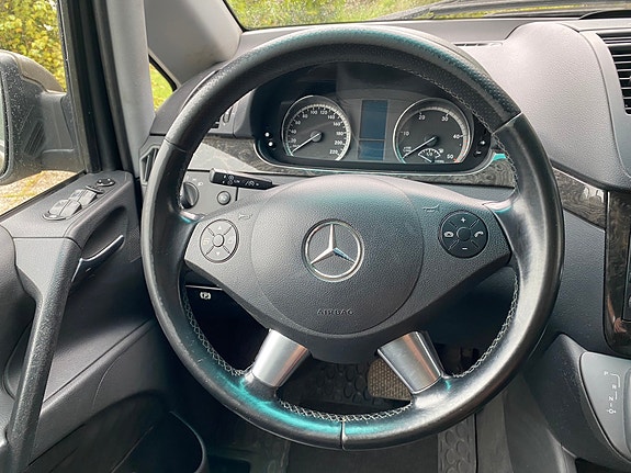 Mercedes-Benz Viano 10 of 30