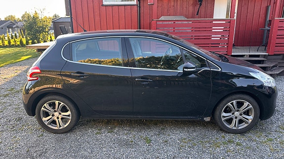 Peugeot 208 2 of 15