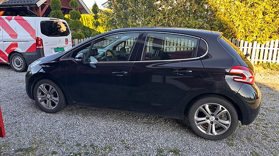 Peugeot 208 5 of 15