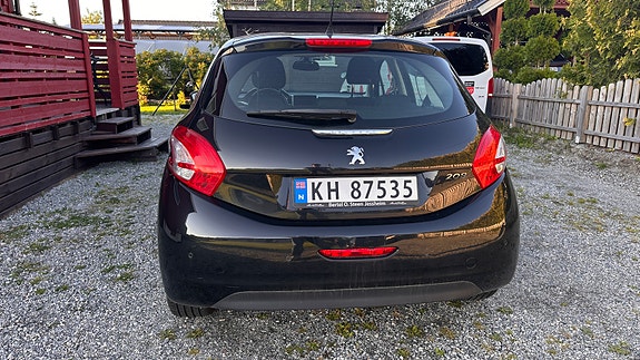 Peugeot 208 4 of 15