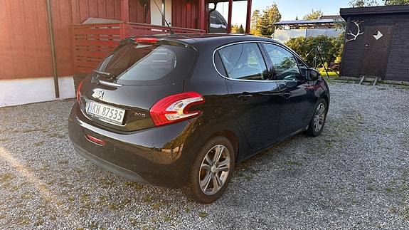 Peugeot 208 3 of 15