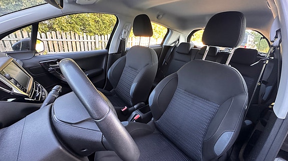 Peugeot 208 10 of 15