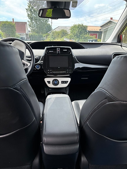 Toyota Prius Plug-in Hybrid 9 of 9