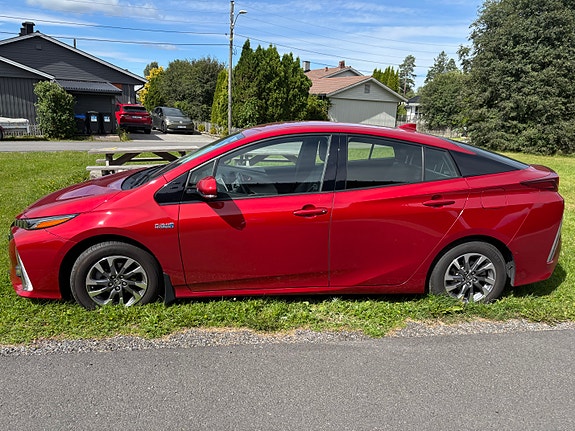 Toyota Prius Plug-in Hybrid 2 of 9