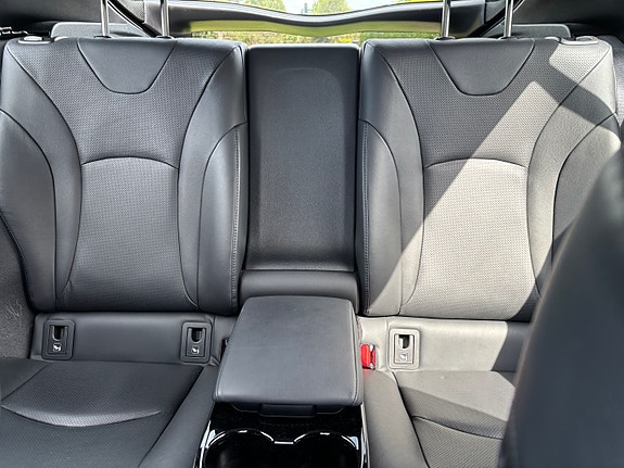 Toyota Prius Plug-in Hybrid 8 of 9
