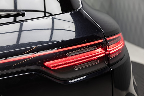 Porsche Cayenne 9 of 30