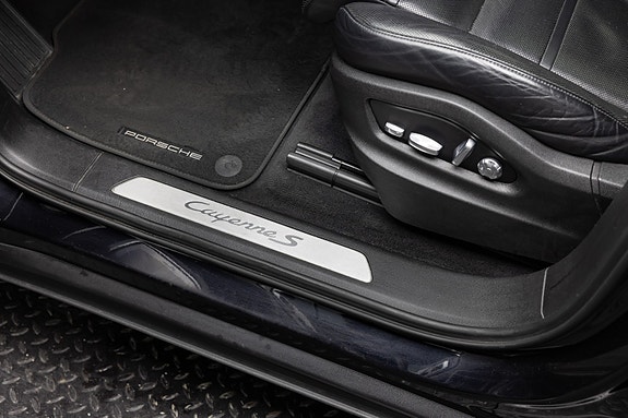 Porsche Cayenne 18 of 30