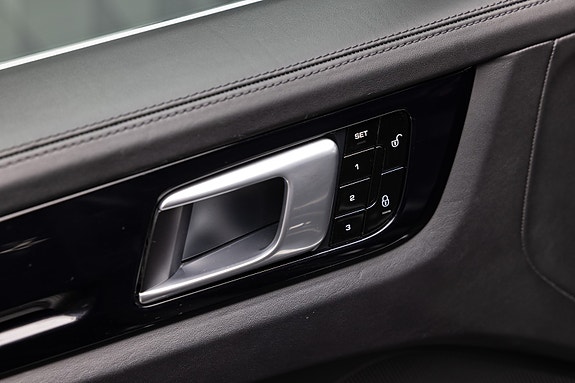 Porsche Cayenne 14 of 30