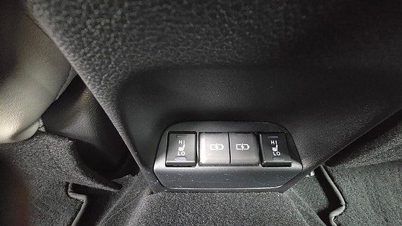 Lexus UX300e 28 of 30