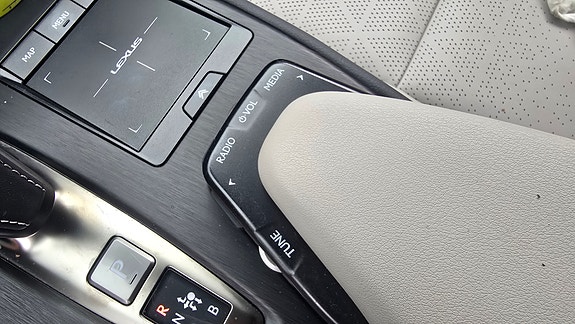 Lexus UX300e 29 of 30