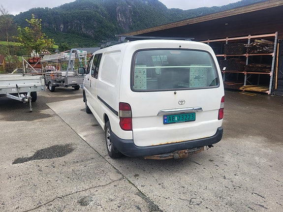 Toyota HiAce 4 of 12