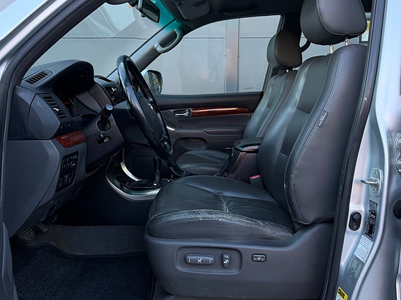 Toyota Land Cruiser 11 of 30
