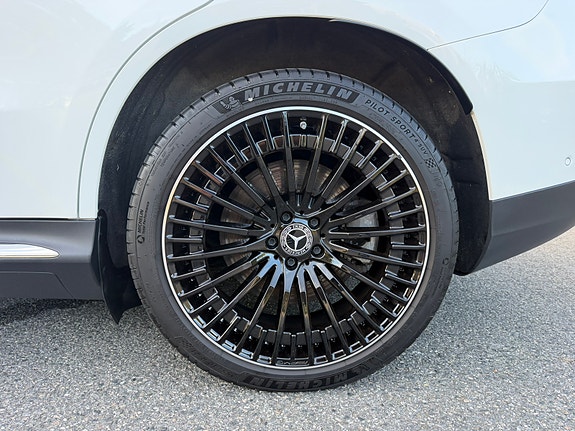 Mercedes-Benz EQC400 13 of 30