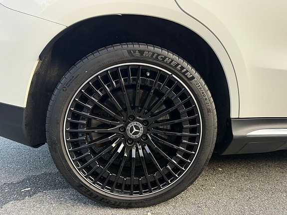 Mercedes-Benz EQC400 12 of 30