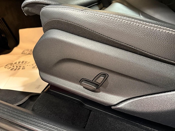 Mercedes-Benz GLC300 e 11 of 30