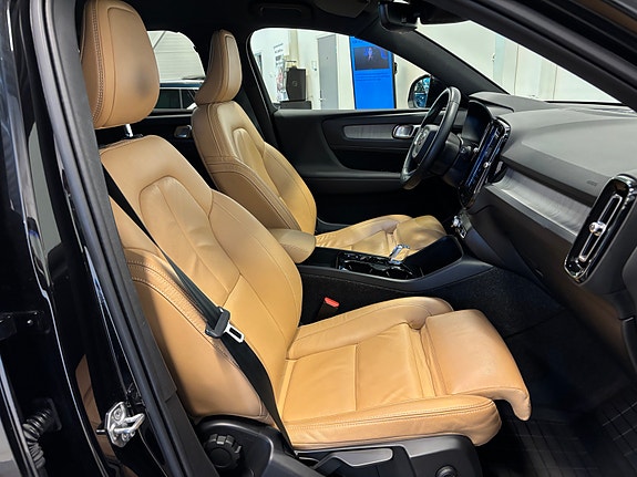 Volvo XC40 12 of 30